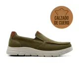 Zapato casual Hi-Tec Lier color verde oliva, tipo mocasín, confeccionado en cuero con detalles en marrón y suela blanca.