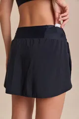 Pollera deportiva color verde lima, con short interno y bolsillo en la cintura.