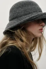 Gorro tipo bucket gris oscuro de tejido de punto acanalado.