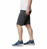 Bermuda de hombre color gris oscuro, con bolsillos cargo laterales con cierre y logo de la marca bordado en la pierna derecha. Incluye cinturón negro con hebilla plástica.
