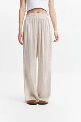 Pantalón palazzo con estampado geométrico en blanco y negro, cintura elastizada y corte fluido.