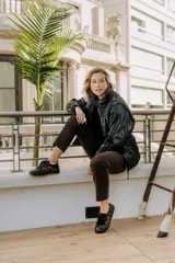 Zapatillas deportivas acordonadas, 100% cuero vacuno, tanto en su exterior como en su interior. Suela de goma de excelente calidad.