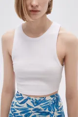 Top blanco de morley, corte crop y breteles anchos.