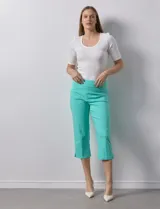 Pantalón capri color beige, de gabardina elastizada.