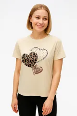 Remera color beige de algodón con estampado de dos corazones, uno con animal print y otro con líneas.