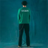 Buzo verde con estampa rectangular en el pecho con dibujo de la muerte y el logo de la marca.