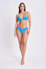 Bombacha de bikini azul con textura.