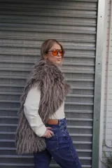 Chaleco largo de pelo sintético color gris.