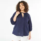 Blusa azul marino con bordado vertical, cuello redondo con lazo y mangas 3/4 abullonadas.