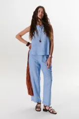 Musculosa celeste de lino con cuello redondo y corte recto.