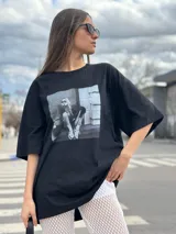 Remerón negro de corte holgado con estampa fotográfica en blanco y negro.