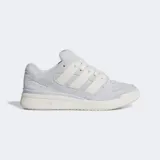 Championes Adidas Forum 2000 color gris claro con detalles en blanco. Confeccionados en gamuza y cuero, con las tres rayas clásicas de Adidas en los laterales y lengüeta acolchada.