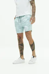 Short de baño con estampado a rayas verticales en tonos celeste y blanco, con cintura elástica ajustable con cordón, dos bolsillos laterales y uno trasero.