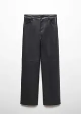 Pantalón largo de tiro medio, color negro, con efecto piel, diseño recto, trabillas, cinco bolsillos y cierre de cremallera y botón.