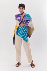 Ruana de tejido con diseño a rayas en tonos azul, marrón y rojo.