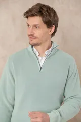 Sweater azul de algodón pigmentado con medio cierre y cuello alto.