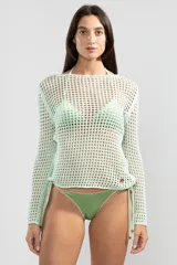 Sweater de tejido calado color celeste, de manga larga y con cuello bote.