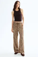 Pantalón de viscosa con estampado de leopardo, tiro alto, cintura elastizada con cordón ajustable, bolsillos laterales y corte amplio.