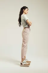 Pantalón de jean color rosa, corte cropped, tiro alto y terminación desflecada.