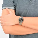 Reloj Casio para hombre, modelo MTP1335D-1AVDF, con caja y correa de acero inoxidable color plateado, esfera negra con indicadores plateados y visualización de día y fecha. Resistente al agua 50m.