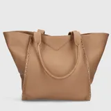 Bolso tipo tote de cuero color beige con textura granulada y tachas plateadas en los laterales.