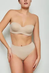 Conjunto de lencería negro, compuesto por un corpiño strapless con aro y una bombacha tipo colaless.