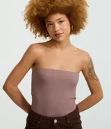 Body marrón sin breteles, confeccionado en tejido rib con textura acanalada y cierre con botones a presión en la entrepierna.