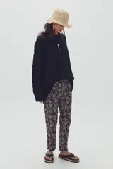 Pantalón de brocato con estampado paisley en tonos negro y marrón.