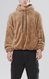 Hoodie beige de piel de corderito sintético, corte oversize con cierre central al estilo anorak, capucha con cordón ajustable y bolsillo canguro.