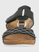 Sandalia Hush Puppies Bax III color negro con plataforma de cuña y ajuste con velcro.