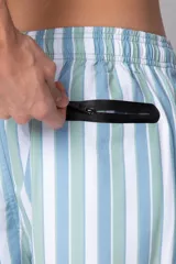 Short de baño para hombre con cintura elástica y cordón ajustable. Presenta un estampado de rayas verticales anchas en color verde oscuro y blanco. Incluye bolsillos laterales y un pequeño parche con logo en el bajo.