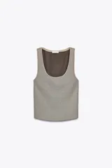 Top color gris con textura de hilo metalizado, escote redondo y sisa ancha.