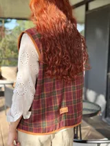 Chaleco de paño fino con estampado escocés en tonos rojo, verde y marrón.