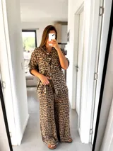 Conjunto de camisa de manga corta con botones y pantalón palazzo acampanado con estampado de leopardo.
