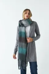 Saco largo de punto color negro, sin botones y con dos bolsillos pequeños al frente.