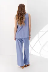 Pantalón de lino a rayas verticales azules y beige, de corte recto y relajado.