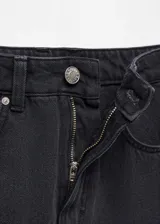 Falda midi de jean negro, de tiro medio, corte recto y abertura frontal.