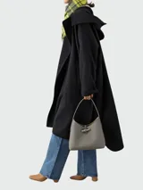 Bolso de hombro Longchamp modelo Le Roseau, tamaño mediano, color gris topo, con cierre de broche metálico plateado y asa corta. Confeccionado en cuero.