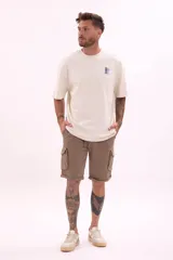 Bermuda cargo color marrón topo, de corte recto y largo hasta la rodilla, con bolsillos laterales con solapa y cordón ajustable en la cintura.