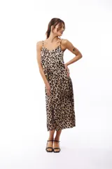 Vestido midi color crema con estampado floral en tonos borgoña, de breteles finos y escote en V.