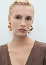 Vestido midi marrón con escote en V, mangas cortas y detalle de nudo en la cintura.