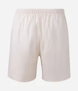 Conjunto de pijama para hombre, color blanco hueso, compuesto por una camisa de manga corta con cuello solapa y cierre frontal de botones, y un short con cintura elástica y lazo.