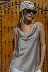 Musculosa de tirantes color gris con escote drapeado.
