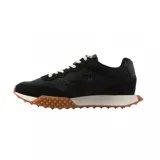 Championes Lacoste L-Spin Deluxe 3.0 negros con detalles en gamuza, logo de la marca en el lateral, cordones blancos y suela texturizada marrón.