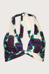 Top de bikini con estampado floral en tonos morado, verde y blanco. Diseño halter con tiras para atar en el cuello y espalda.