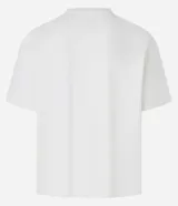 Remera color crema de corte recto, con cuello redondo y mangas cortas. Presenta un estampado estilo tatuaje con un felino en llamas y la frase "Redención es una virtud".