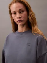 Remera gris de algodón con cuello redondo y logo bordado en el pecho.