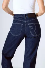 Pantalón de jean de tiro alto, corte recto y acampanado, color azul oscuro.