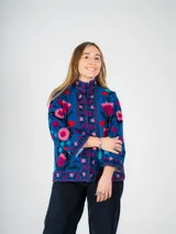 Chaqueta azul con bordado floral multicolor, cuello mao y mangas 3/4.