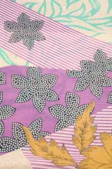 Pareo rectangular de algodón con estampado de margaritas en tonos beige, amarillo, celeste y lila.